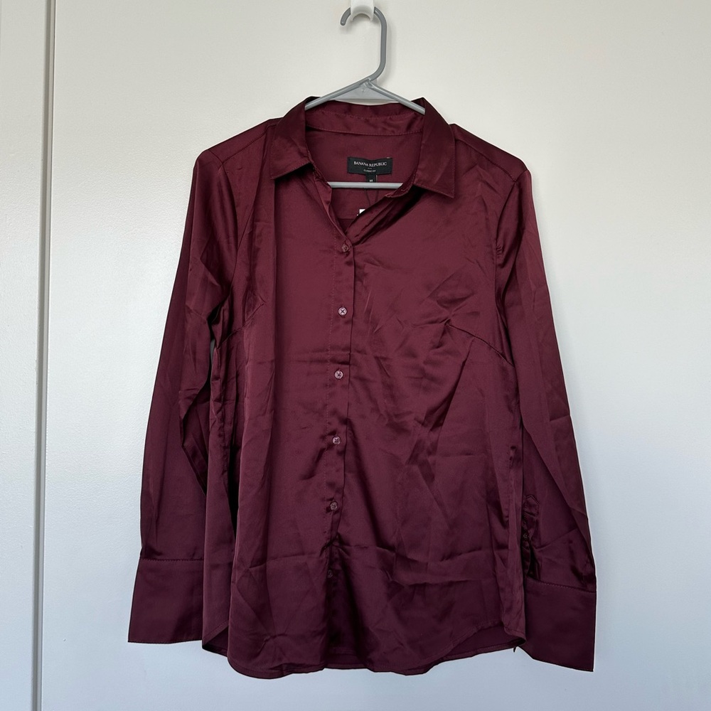 Silky Banana Republic Button Down - Picture 2 of 3